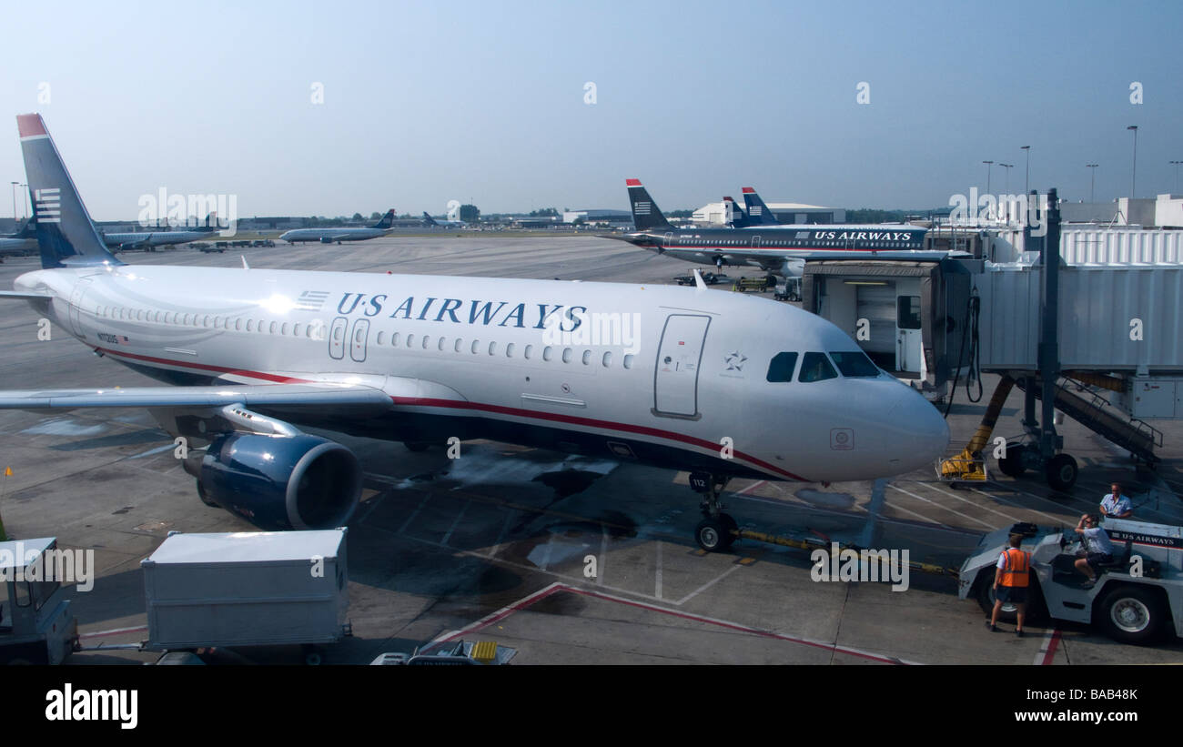 U S Airways Airbus in procinto di essere spinto dal terminale jetway Charlotte Douglas International Airport Carolina del Nord STATI UNITI D'AMERICA Foto Stock