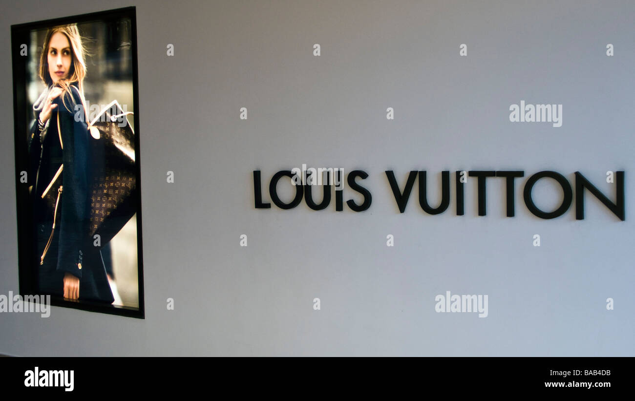 Segno a Louis Vuitton designer boutique Gustavia St Barts Foto Stock