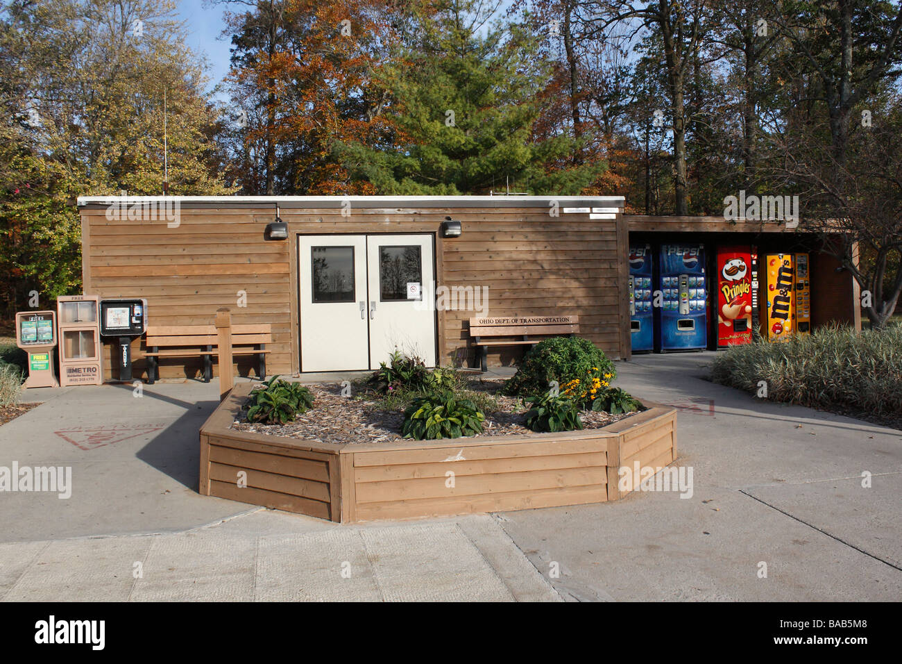 Vendite all'aperto americane con distributore automatico Pepsi Cola drink e snack nell'area di riposo immagini in orizzontale in Ohio Stati Uniti ad alta risoluzione Foto Stock