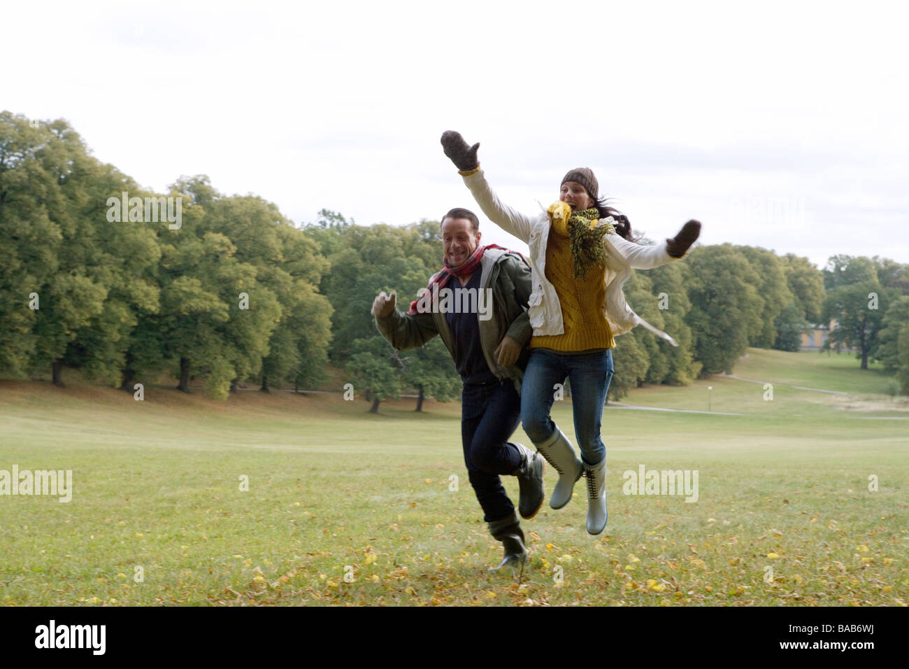 Un uomo e una donna in un parco una giornata autunnale, Svezia. Foto Stock