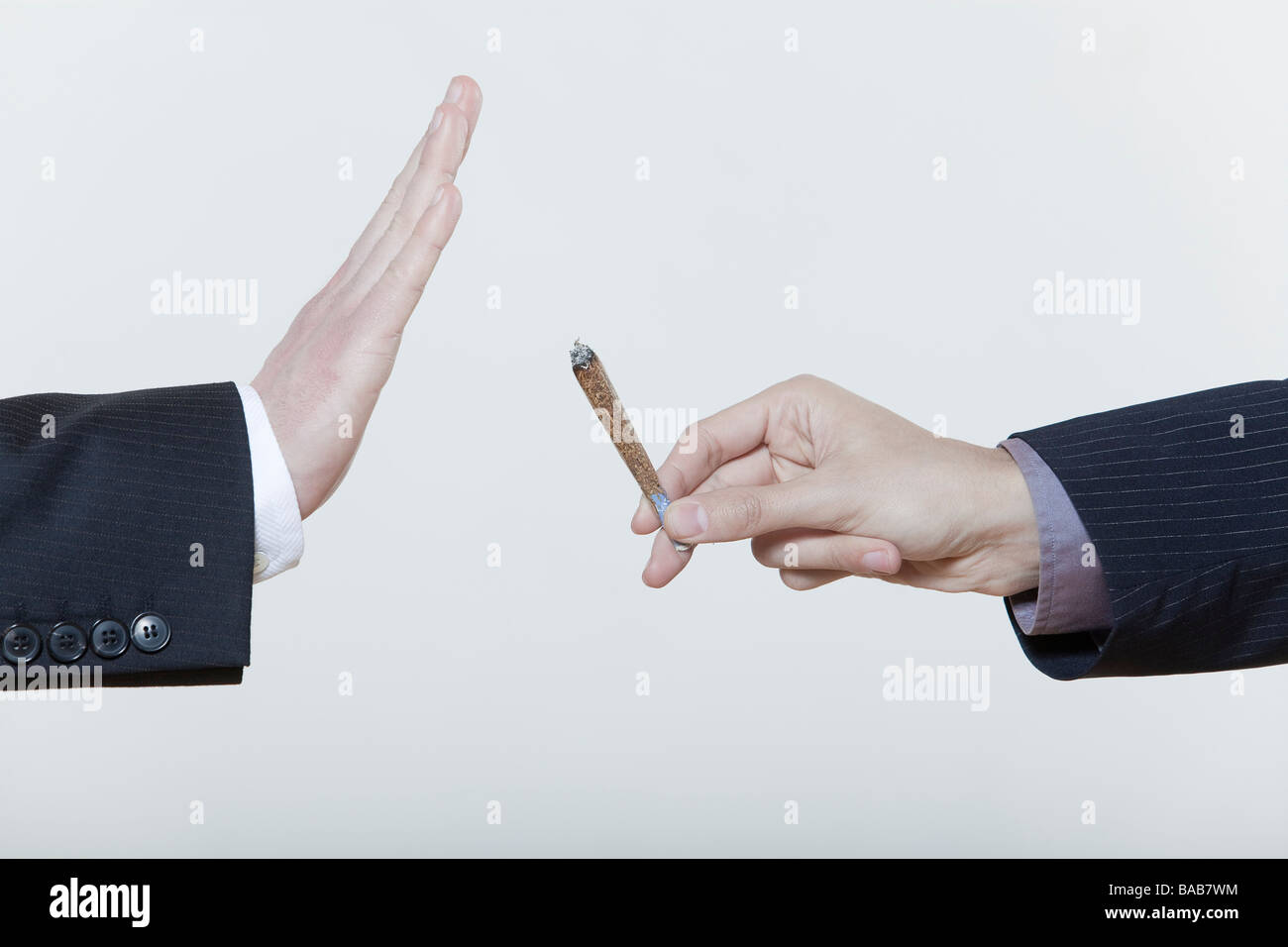 Una mano gesto fermo no alla droga cannabis marijuana sigaretta sfondo isolato Foto Stock