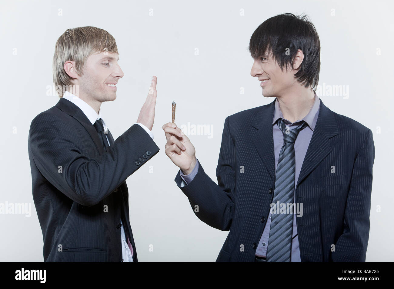 Due espressive maschi giovani uomini su sfondo isolato Foto Stock