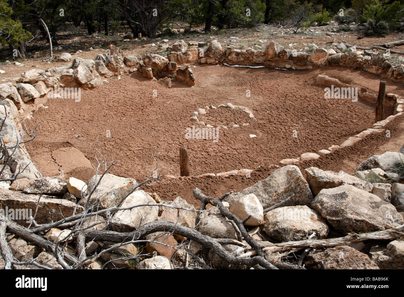 Grande kiva una camera cerimoniale a tusayan le rovine e il museo bordo sud del parco nazionale del Grand Canyon arizona usa Foto Stock