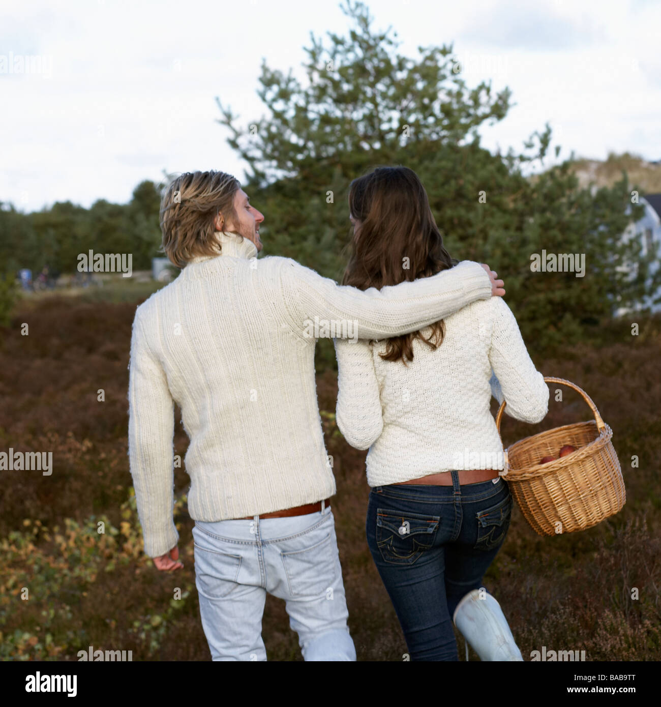 Coppia giovane camminare insieme Skane Svezia. Foto Stock