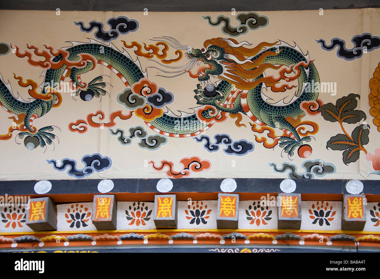 Muro Dipinto di disegno di grandi dragon green snake. Tashi Dzong Chho Bhutan 90741 Orizzontale Bhutan Foto Stock