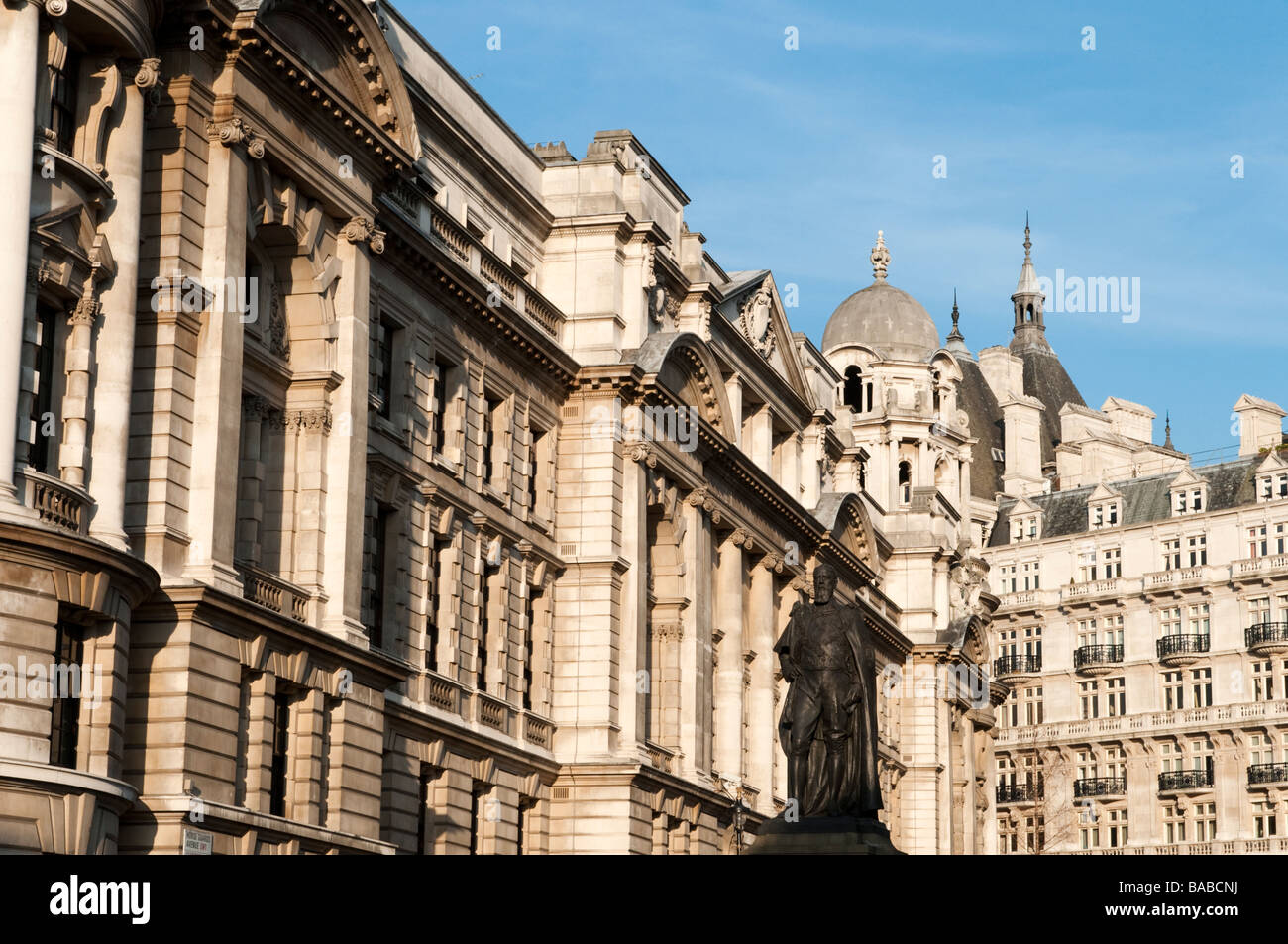 Gli edifici del governo su Whitehall Londra Inghilterra REGNO UNITO Foto Stock