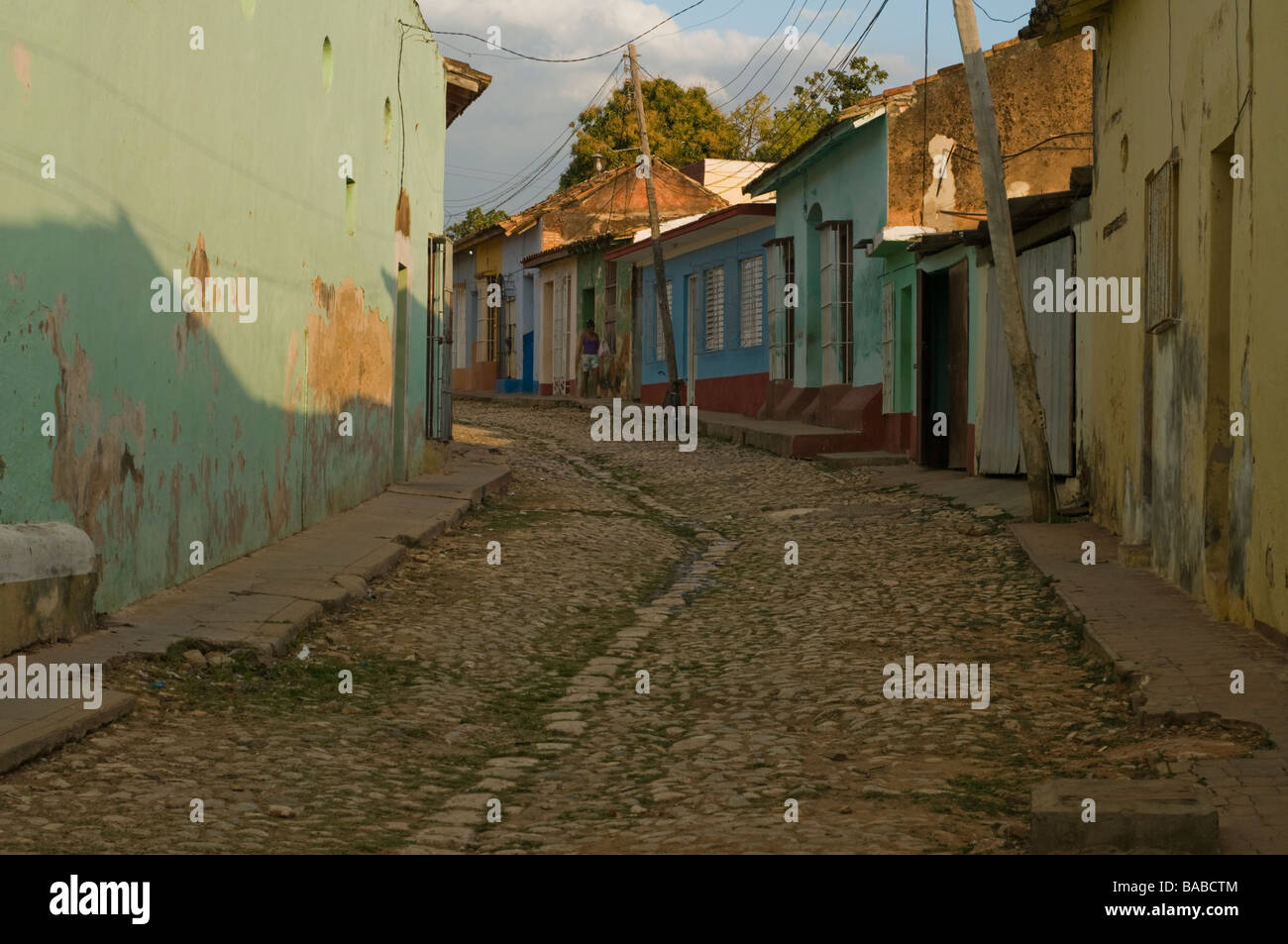 Scena di strada nella città coloniale di Trinidad, Cuba con ciottoli e le vecchie case. Foto Stock