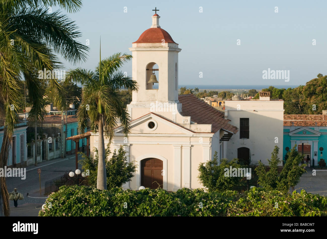 In stile coloniale e chiesa su una grande piazza nel XVI secolo la città di Trinidad, Cuba. Foto Stock