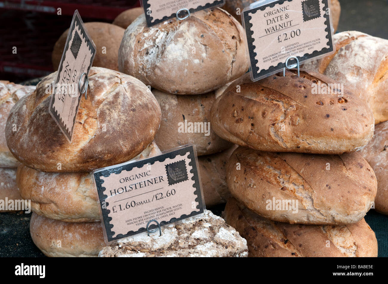 Pane biologico al mercato degli agricoltori, England, Regno Unito Foto Stock