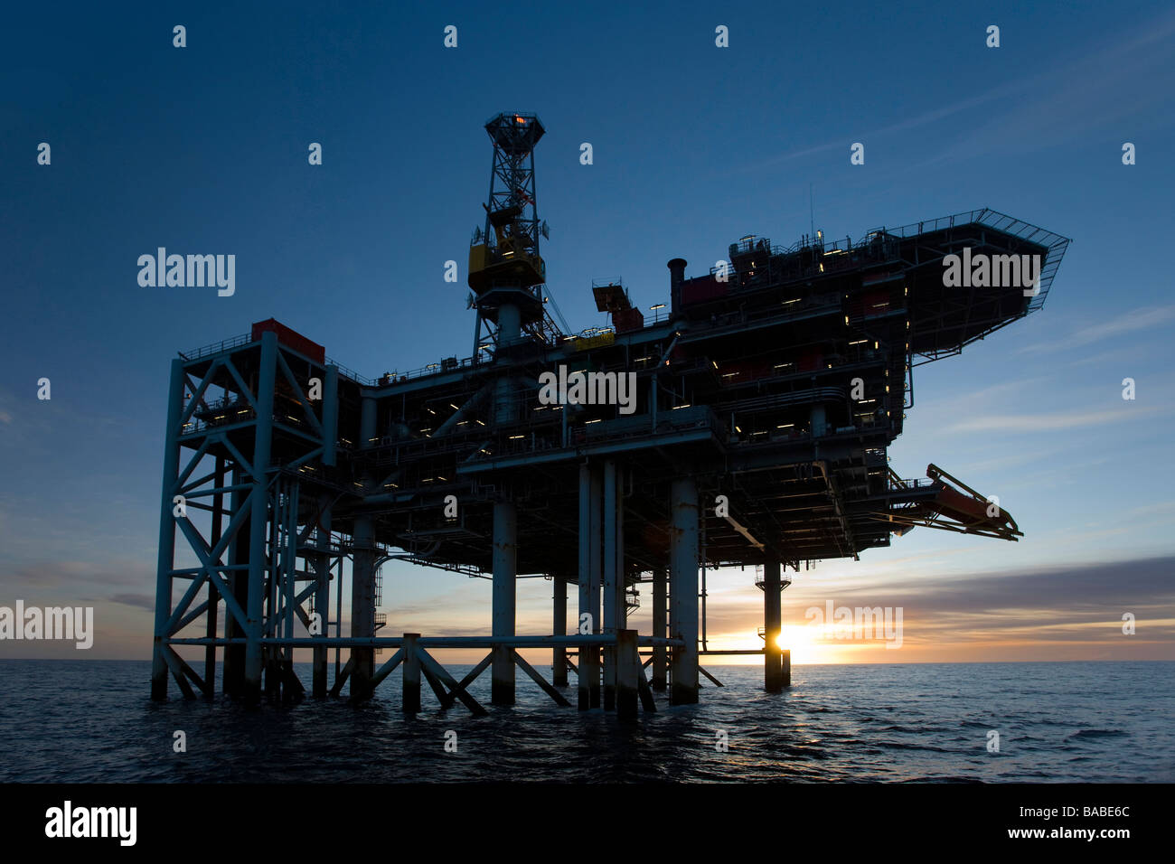 Hanze piattaforma petrolifera all'alba Foto Stock