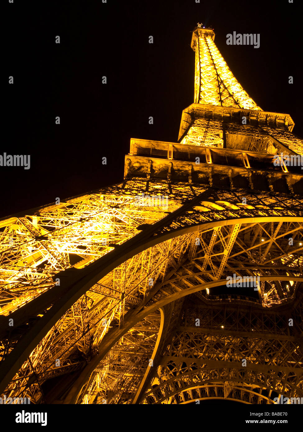 La Torre Eiffel illuminata di notte Foto Stock