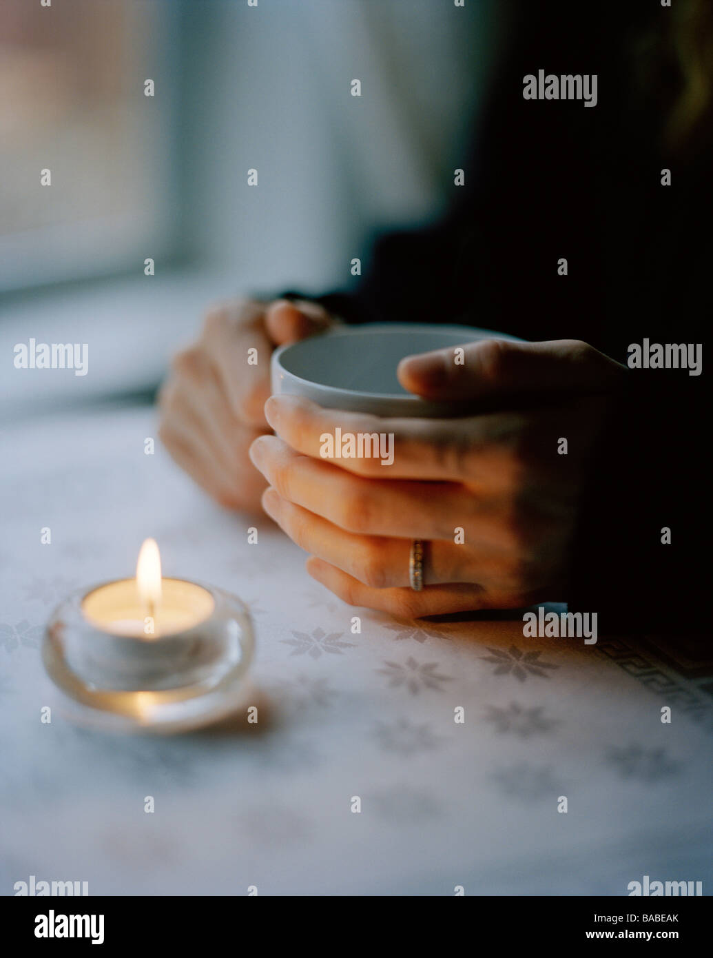 Una donna in possesso di una tazza di tè in Svezia Foto Stock