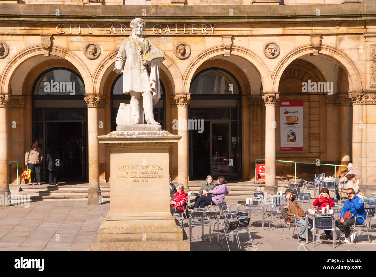 Il City Art Gallery con gente seduta fuori nel sole a York,Yorkshire, Regno Unito Foto Stock