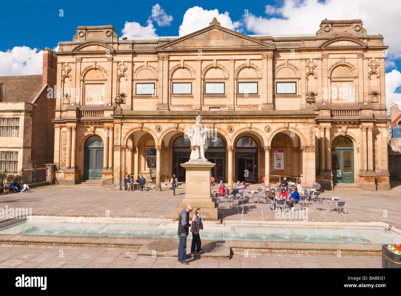 Il City Art Gallery con gente seduta fuori nel sole a York,Yorkshire, Regno Unito Foto Stock