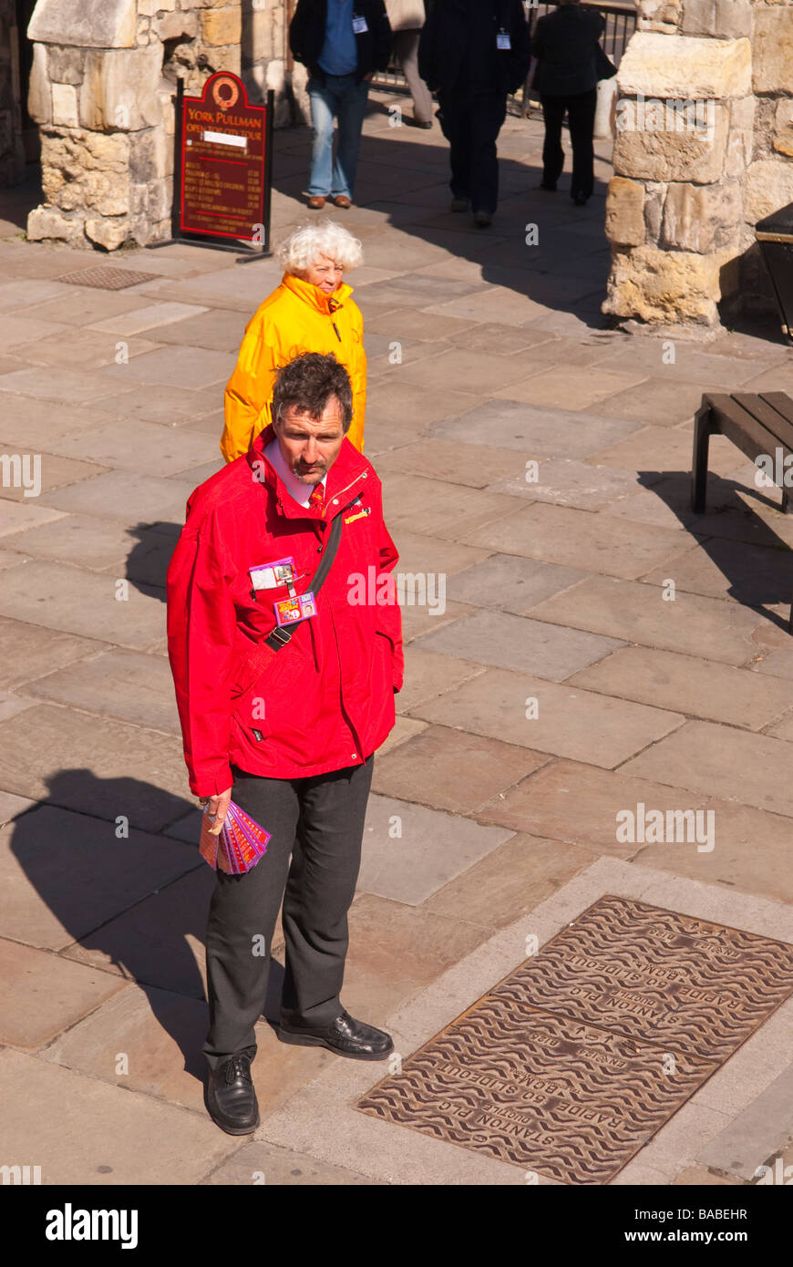 Una guida turistica a York,Yorkshire,Uk cercando di ottenere i turisti per andare alle attrazioni turistiche Foto Stock