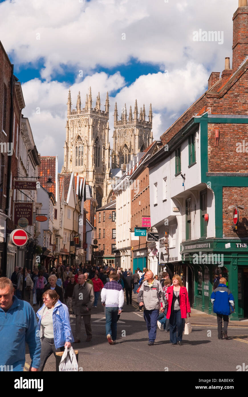 Gli amanti dello shopping per le strade di York,Yorkshire,Uk con la York Minster Cathedral in background Foto Stock