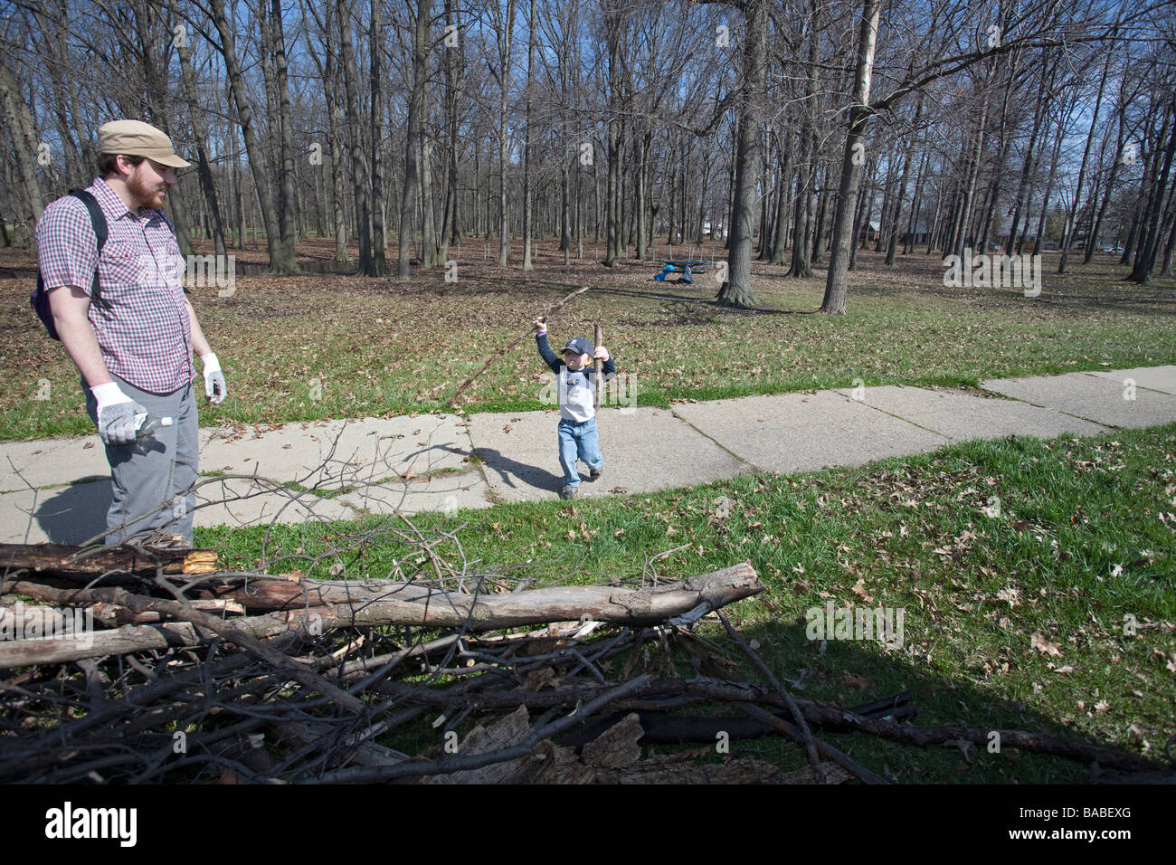 Detroit Michigan un ragazzo aiuta il suo papà durante una pulitura della comunità del Parco Balduck Foto Stock