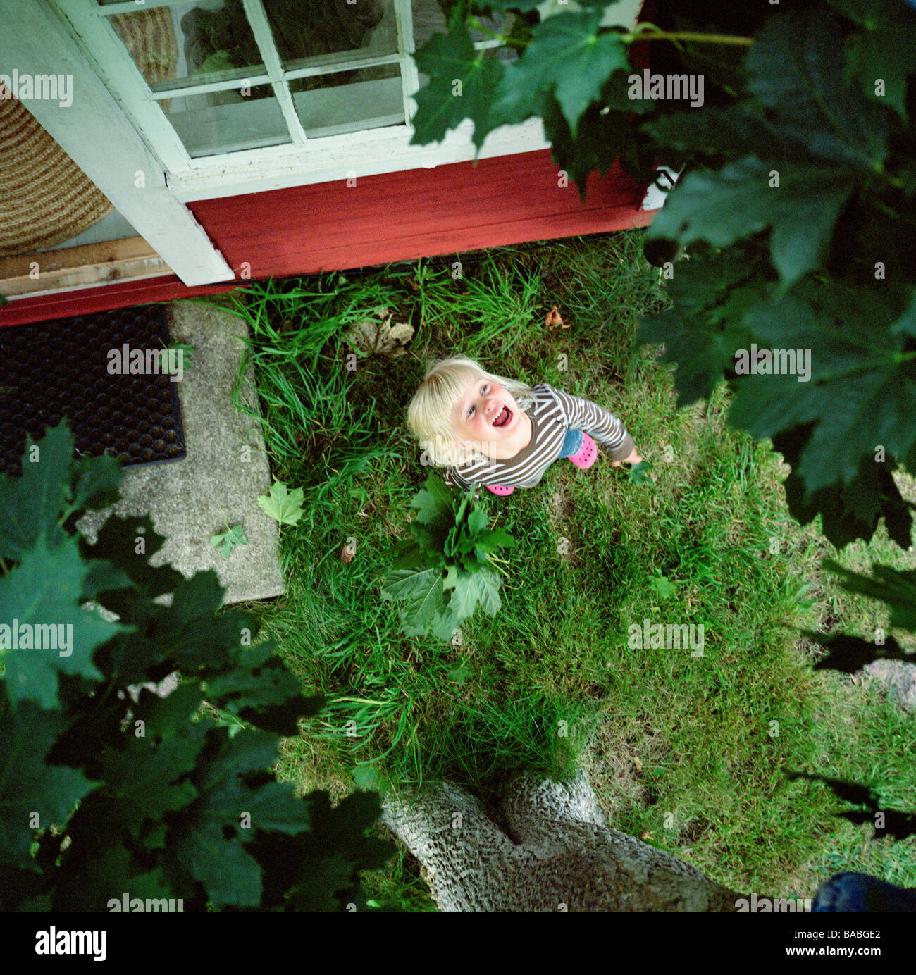 Una ragazza in piedi sotto un albero Blekinge Svezia Foto Stock