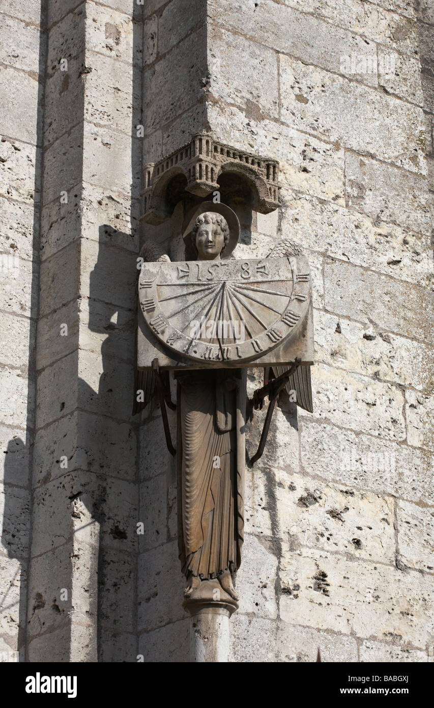 Xvi secolo Angelo azienda meridiana la cattedrale di Chartres Eure et Loir Francia Foto Stock