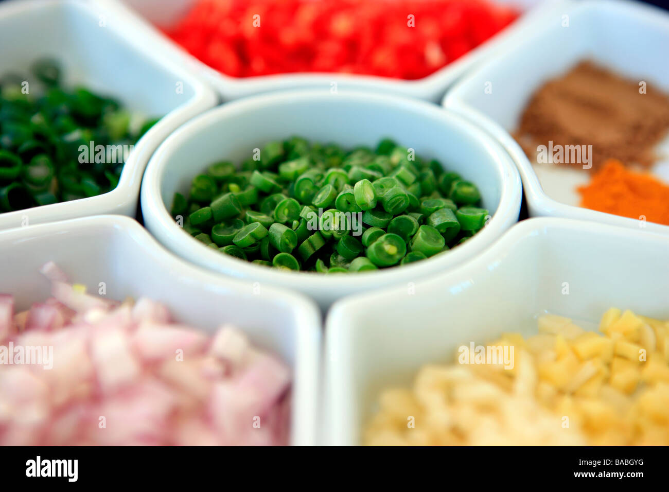 Un trito di fagioli verdi nel centro di un 'Lazy Susan' Foto Stock
