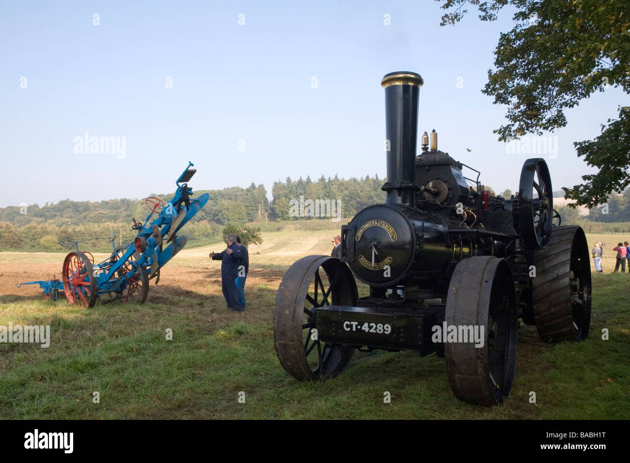 Un vintage aratro a vapore e del motore di trazione durante una dimostrazione nel corso di una fiera di paese, 2008 Foto Stock