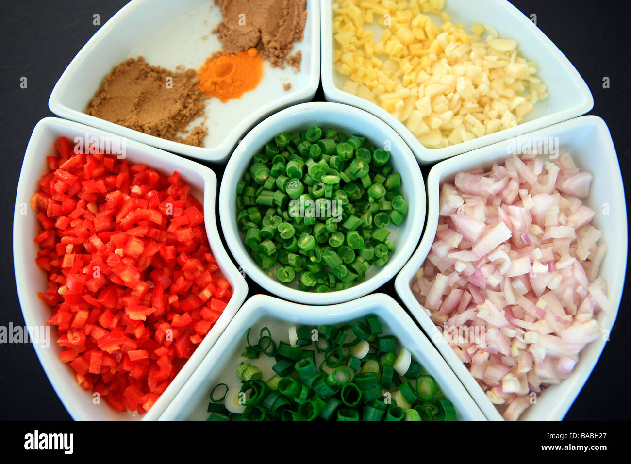 Appena le verdure tagliate in una 'Lazy Susan' Foto Stock