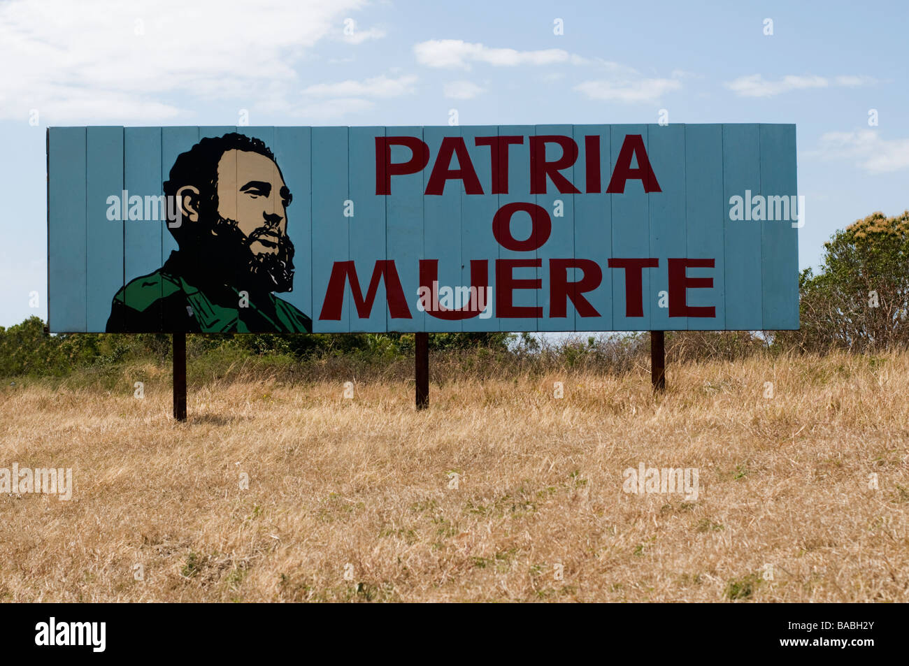 Tabellone rurale a Cuba con un rivoluzionario slogan e disegno di Fidel Castro Foto Stock