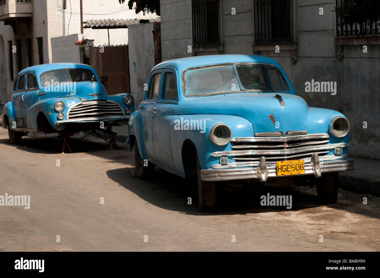 Coppia di antichi auto blu in stato di abbandono per le strade di La Habana, Cuba Foto Stock