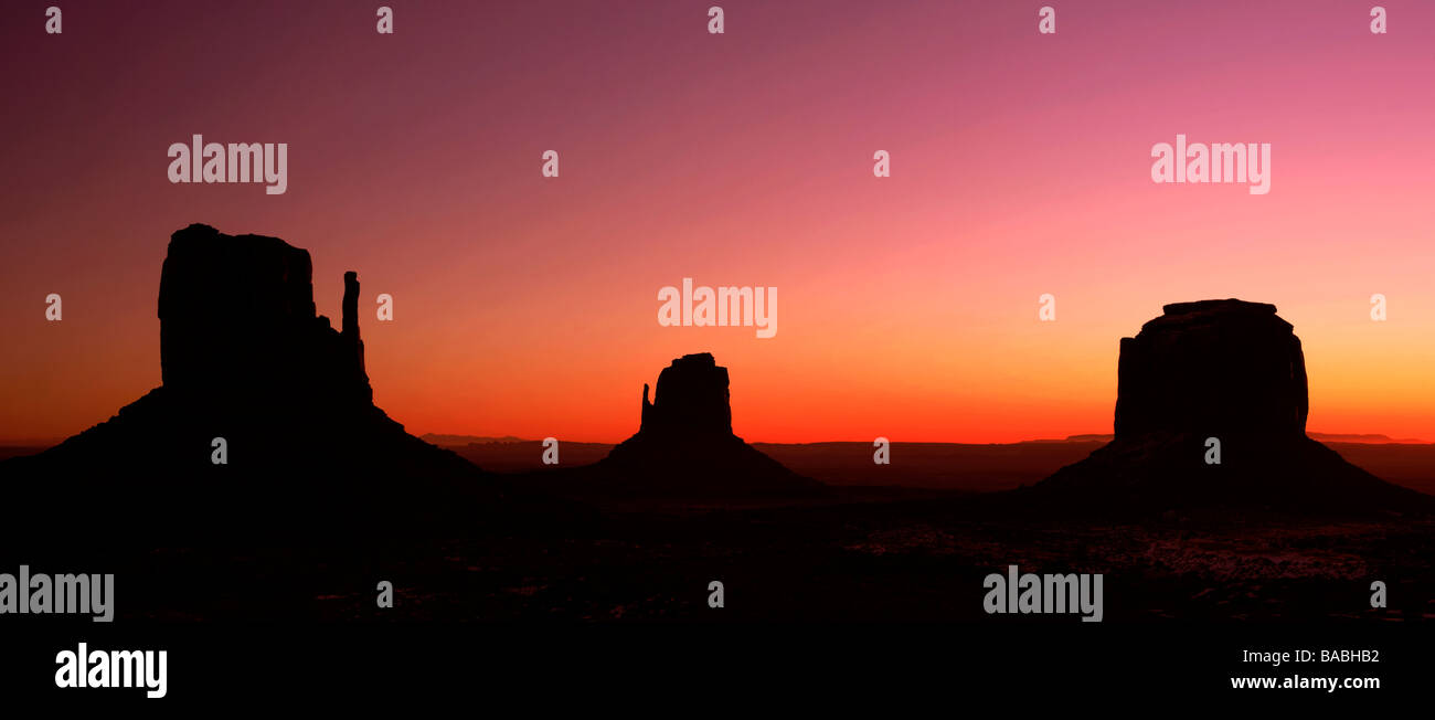 Il Monument Valley Navajo Tribal Park a sunrise in Arizona, Stati Uniti d'America. Foto Stock