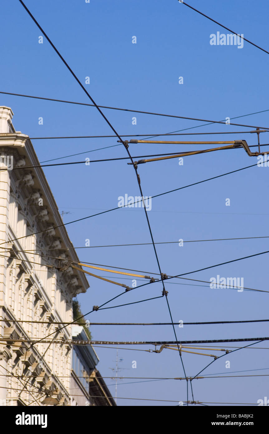 Tramvia attraversamento di cavi elettrici contro un cielo blu a Milano Italia Foto Stock