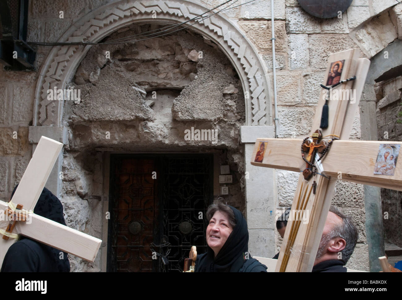 Israele Gerusalemme vecchia città Venerdì Santo Ortodosso processioni della croce lungo la Via Dolorosa al Santo Sepolcro Foto Stock