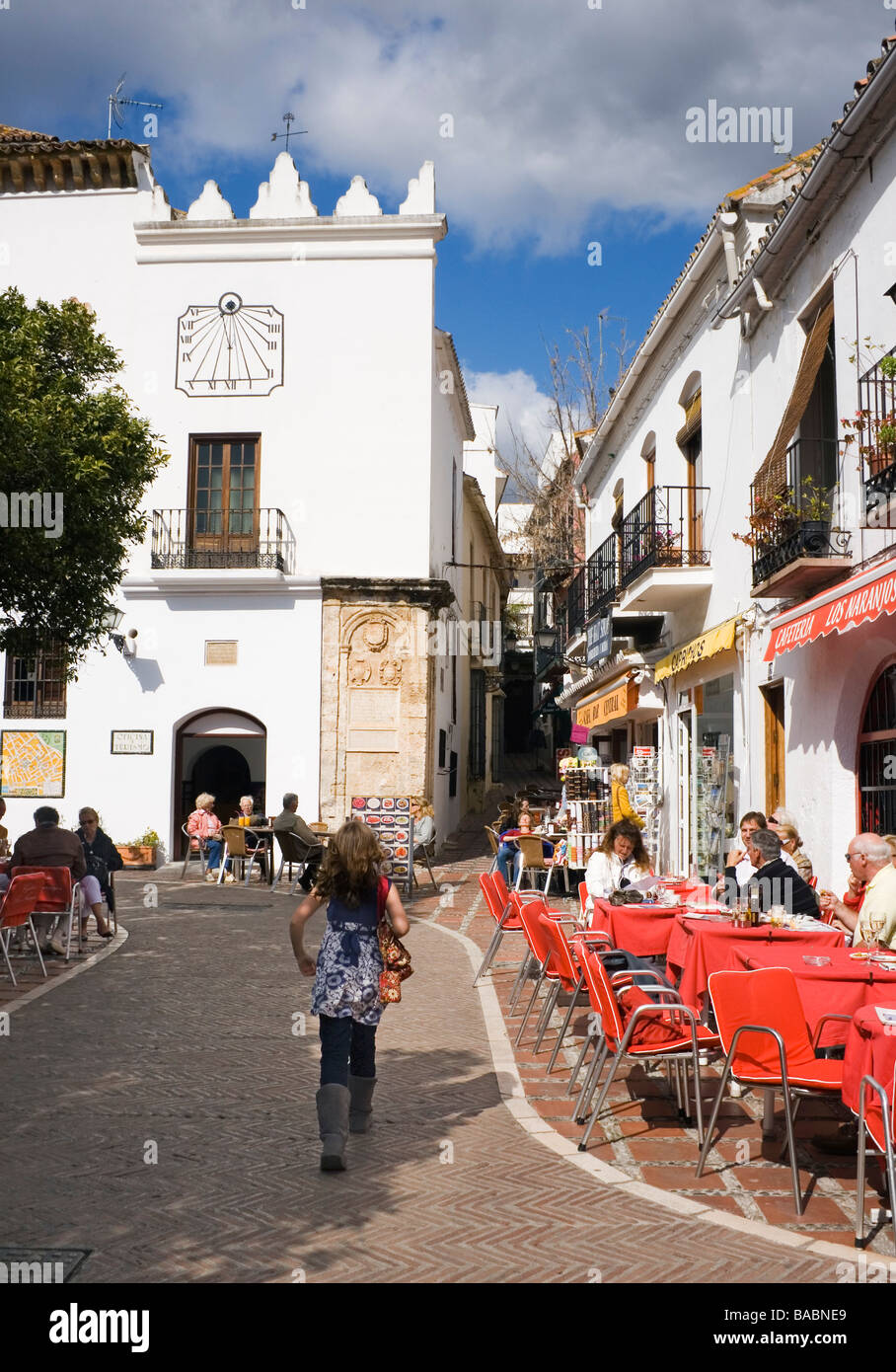 Marbella Malaga Provincia Costa del Sol Spagna turisti godendo il sole in Piazza Orange nella città vecchia Foto Stock