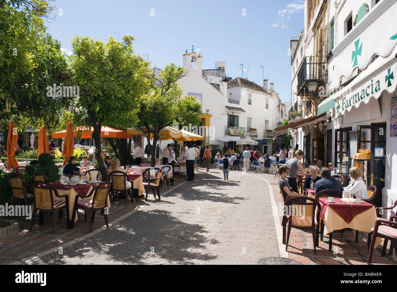 Marbella Malaga Provincia Costa del Sol Spagna turisti godendo il sole in Piazza Orange nella città vecchia Foto Stock