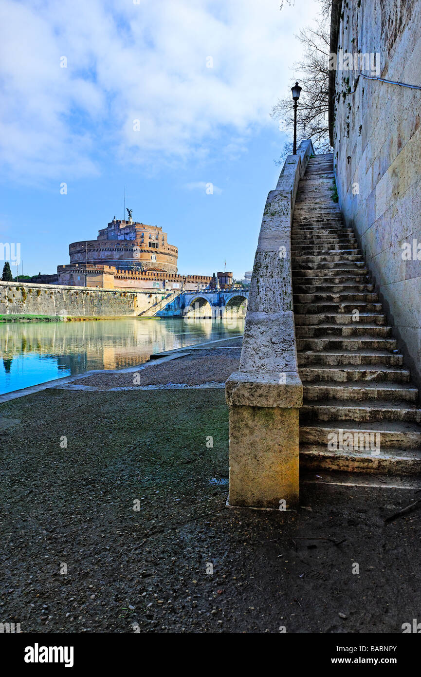 Vista di Castel Sant' Angelo e Ponte Sant' Angelo dalle rive del fiume Tevere a Roma Foto Stock