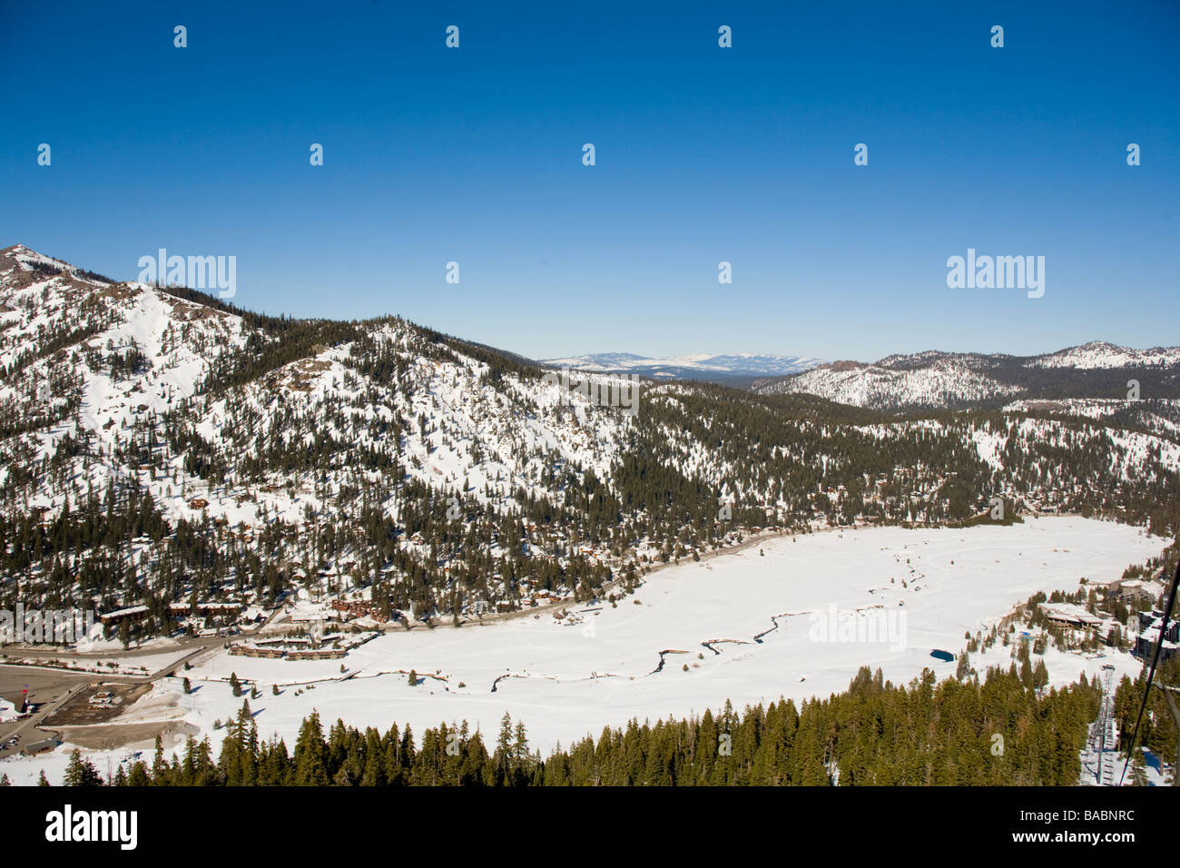 Olympic Valley, California; vista di Squaw Creek in mezzo la neve da sopra Foto Stock