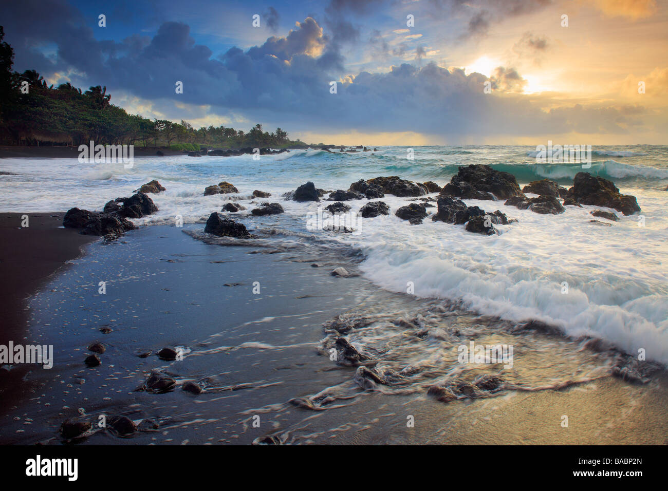 Drammatico tramonto su Hana Bay sulla costa nordorientale di Maui, Hawaii, nella città di Hana Foto Stock