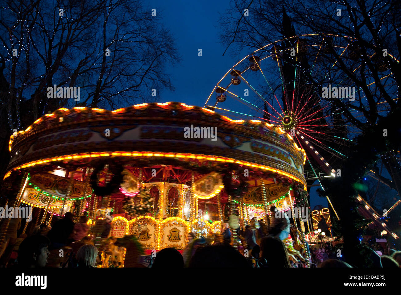 Edinburgh dicembre città di notte la fiera di Natale in Princes Street Gardens Foto Stock