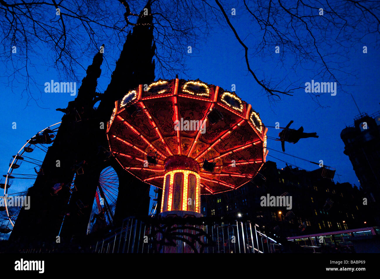 Edinburgh dicembre città di notte la fiera di Natale in Princes Street Gardens sedi battenti Foto Stock