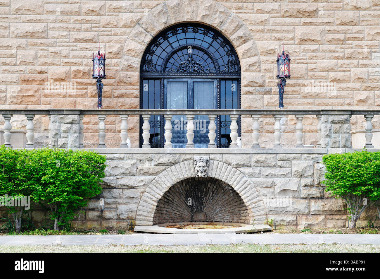 Un balcone, la porta e il sistema di drenaggio del sud vista dal Marland Mansion, un cittadino Storico e distintivo in Ponca City, Oklahoma, Stati Uniti d'America. Foto Stock