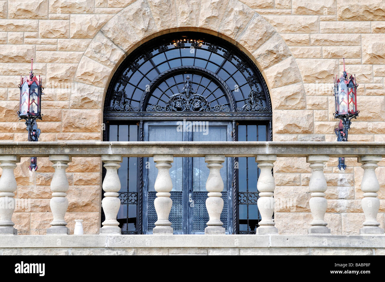 Un balcone e porta al secondo piano del sud vista dal Marland Mansion, un cittadino Storico e distintivo in Ponca City, Oklahoma, Stati Uniti d'America. Foto Stock