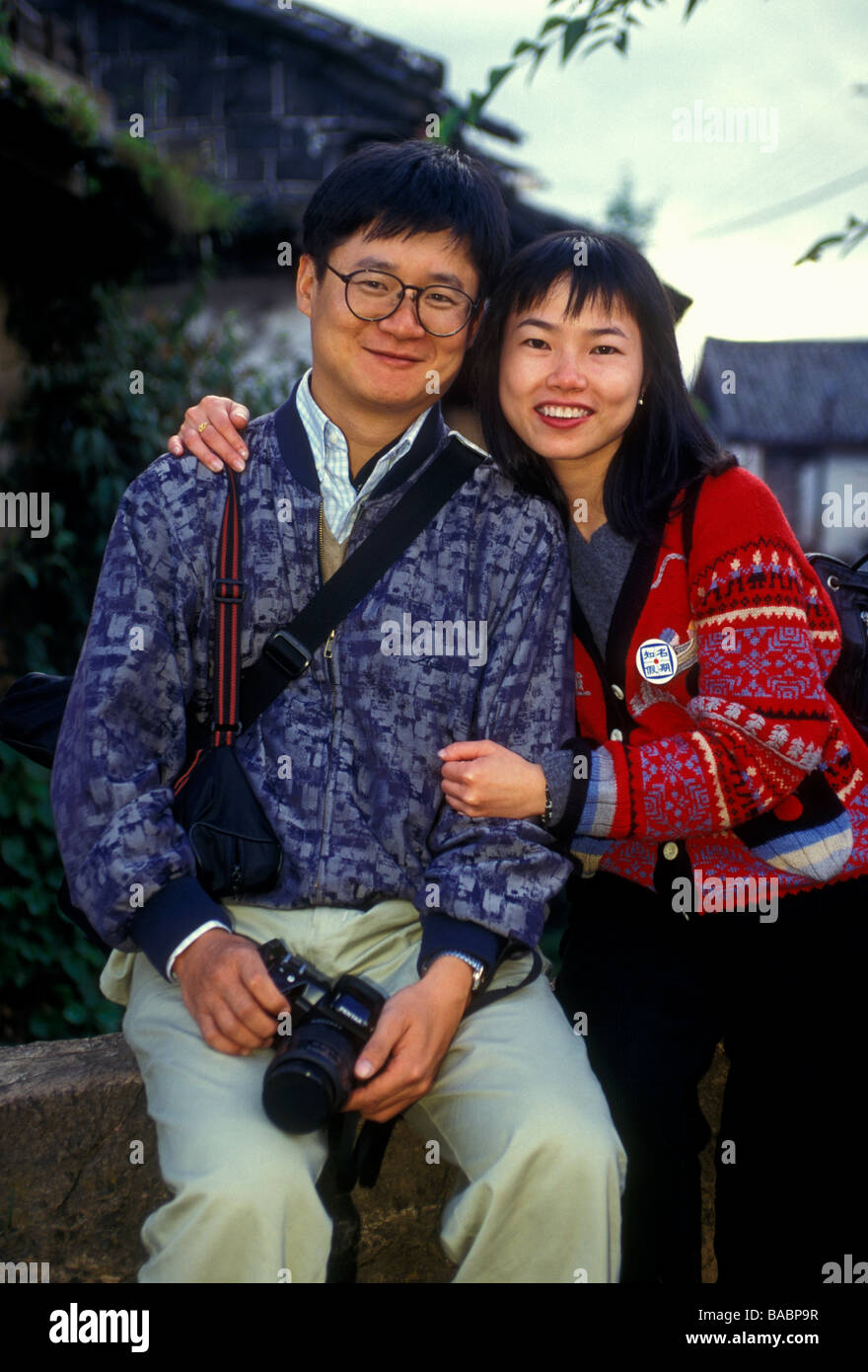 Il popolo cinese, uomo cinese, donna cinese, coppia giovane, turisti, contatto visivo, vista frontale, ritratto, Città Vecchia di Lijiang, nella provincia dello Yunnan in Cina Foto Stock