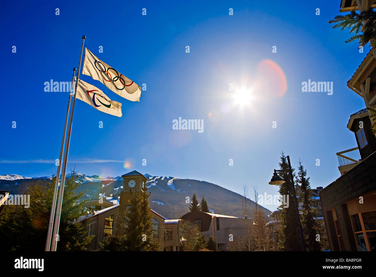 Olympic flag nel villaggio di Whistler, Canada. Foto Stock