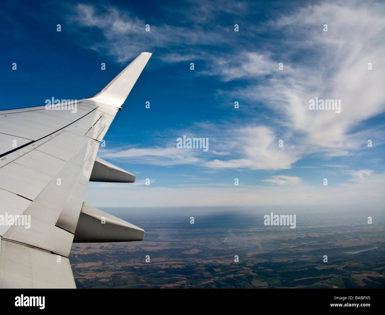 A dritta ala di un Boeing 737-800 aeromobile in volo. Foto Stock