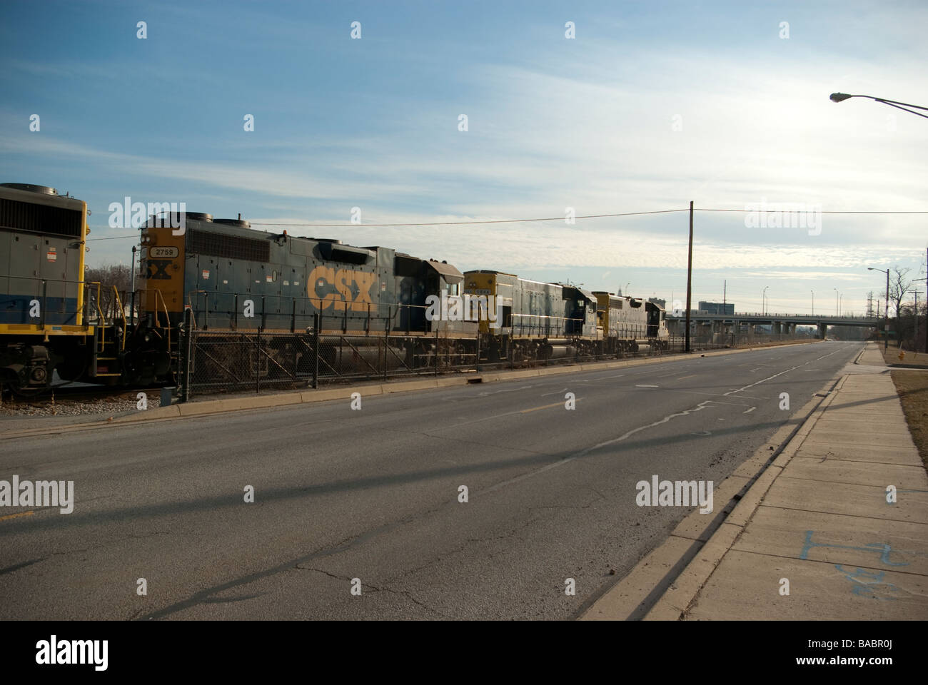Motori CSX tirare fuori i treni di un cantiere in un freddo giorno di Indiana Foto Stock