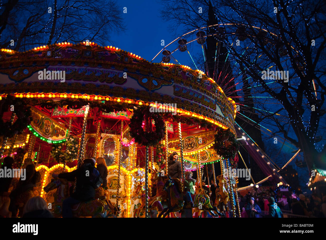 Edinburgh dicembre città di notte la fiera di Natale in Princes Street Gardens Foto Stock