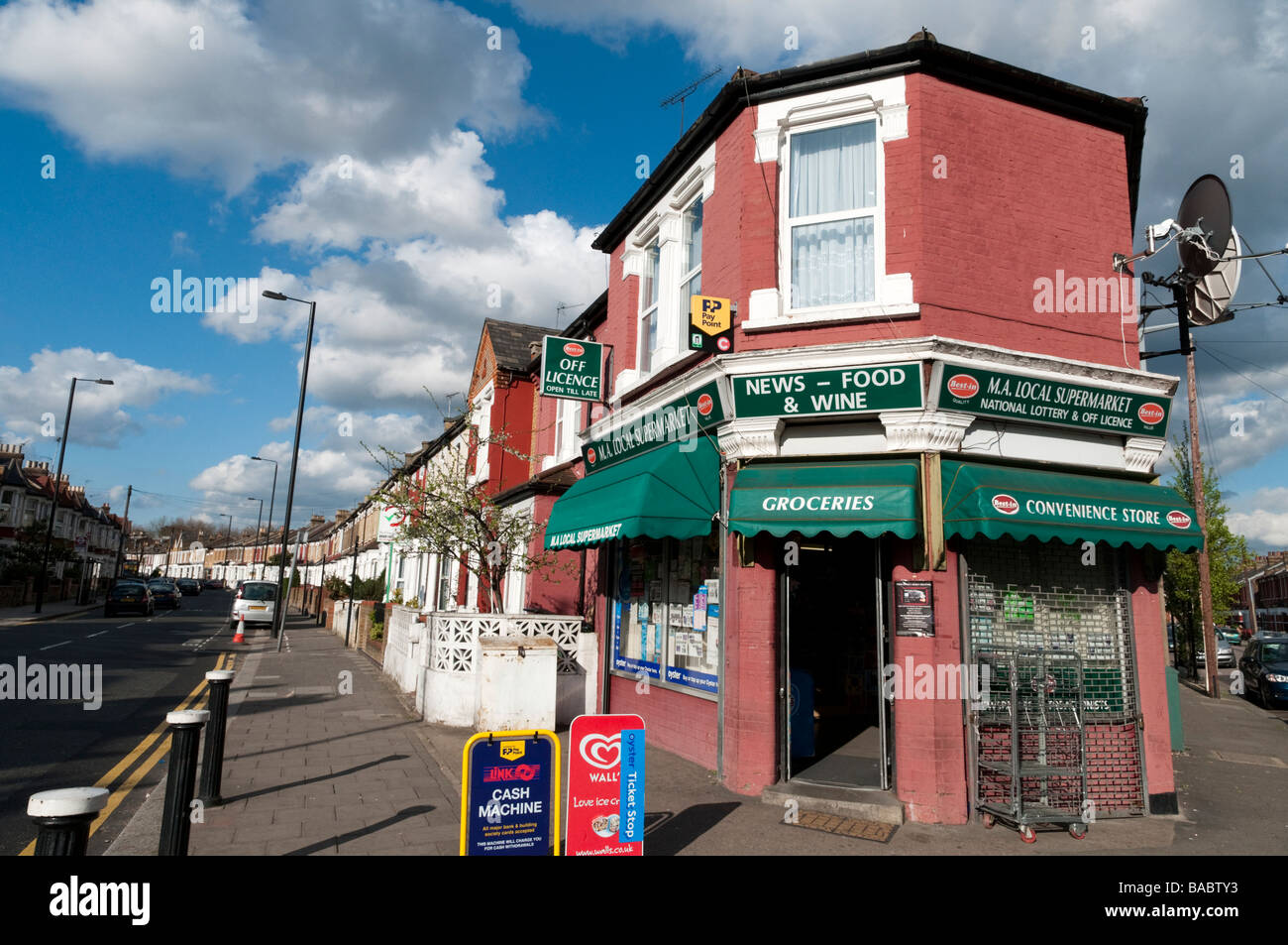 Angolo locale shop in Londra England Regno Unito Foto Stock