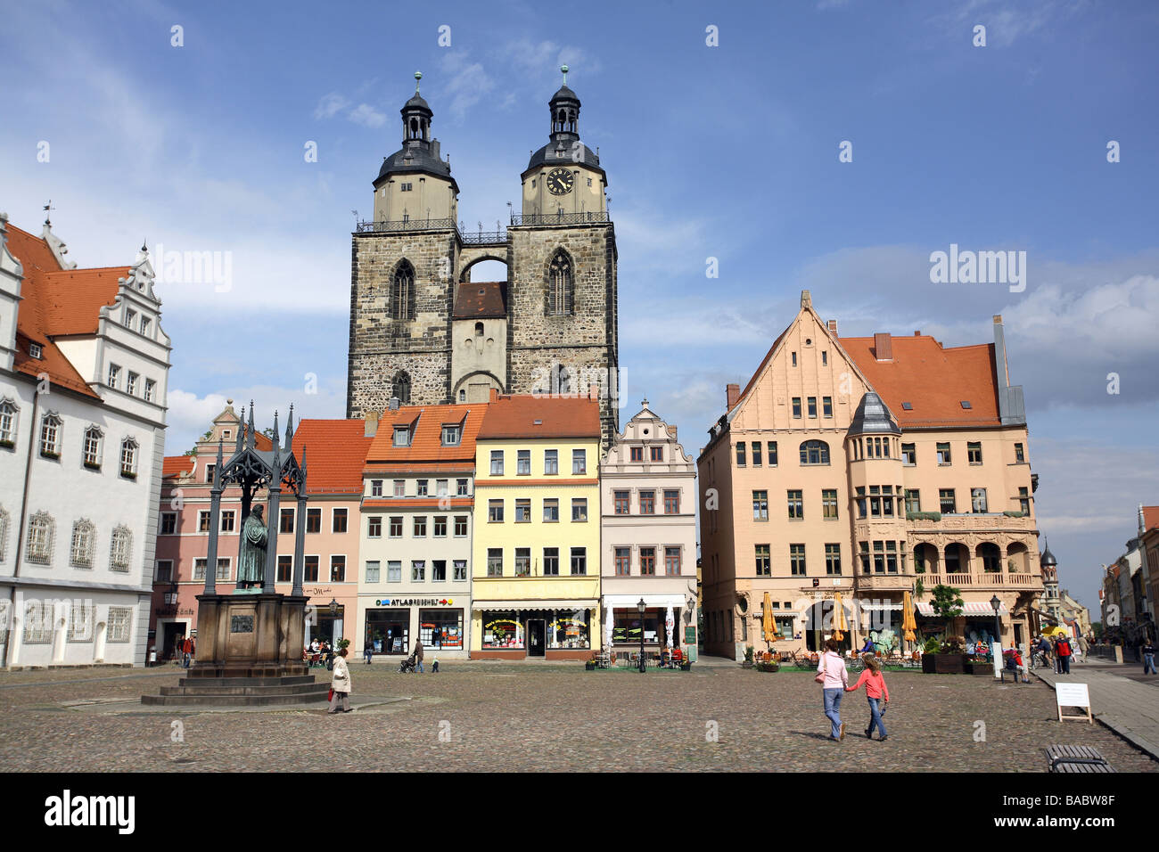 La piazza del mercato e la chiesa della città a Wittenberg, Germania Foto Stock