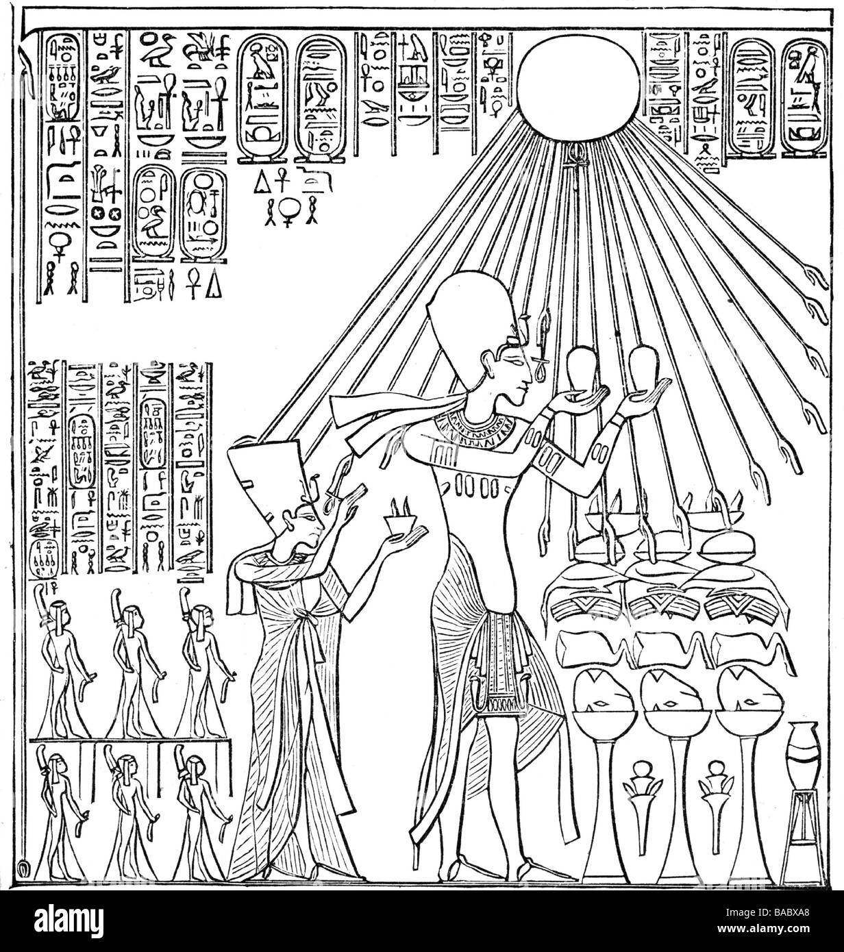 Akhenaten (Amenhotep IV), Re d'Egitto 1353 - 1336 a.C., 18th dinastia, a tutta lunghezza, sacrificando a dio Aton, dietro di lui sua moglie Nefertiti e i loro figli, disegnando, 19th secolo, dopo un sollievo da Amarna, circa 1370 - 1350 a.C., Foto Stock
