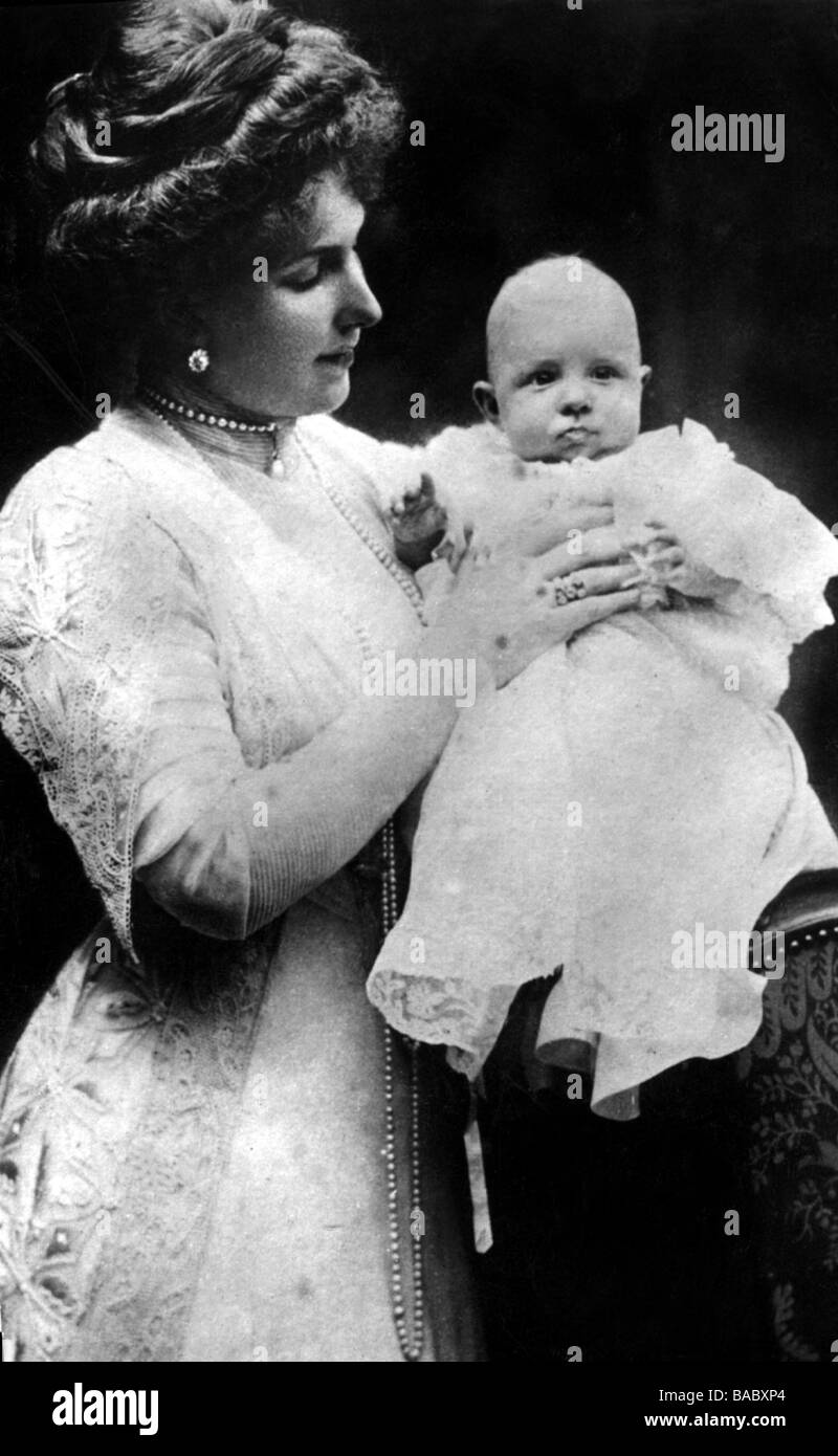 Victoria Eugenia, 24.10.1887 - 15.4.1969, Regina Consort 31.5.1906 - 14.4.1931, con figlio Alfonso, cartolina, circa 1910, , Foto Stock