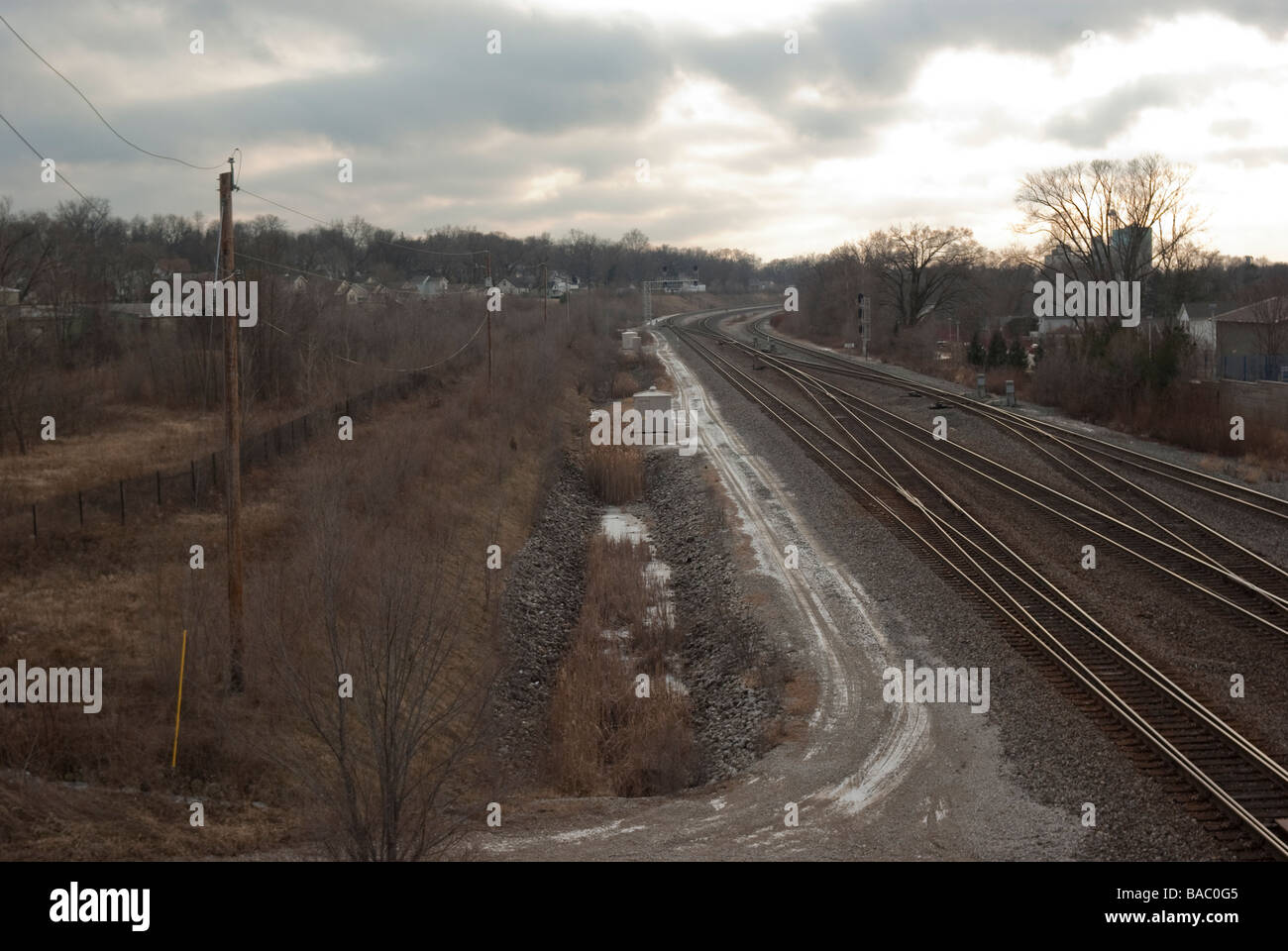 I binari della ferrovia divergono e convergono in un cantiere di commutazione in una fredda giornata invernale Foto Stock
